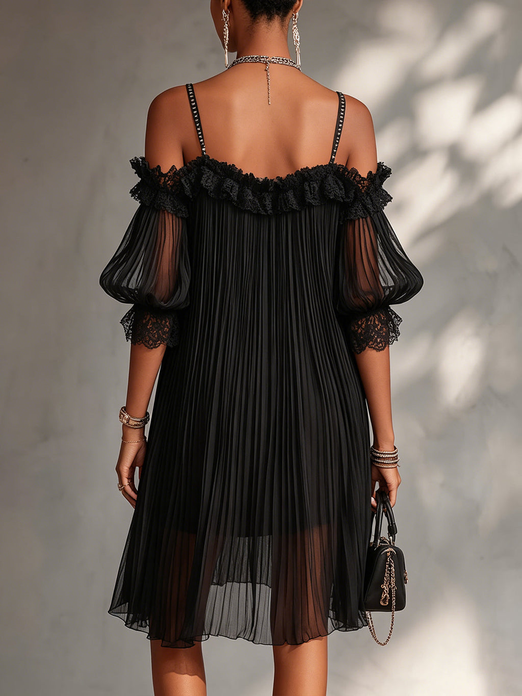 VITTORIA | MINI VESTIDO NEGRO DE MUSELINA CON HOMBROS DESCUBIERTOS Y BORDES DE ENCAJE