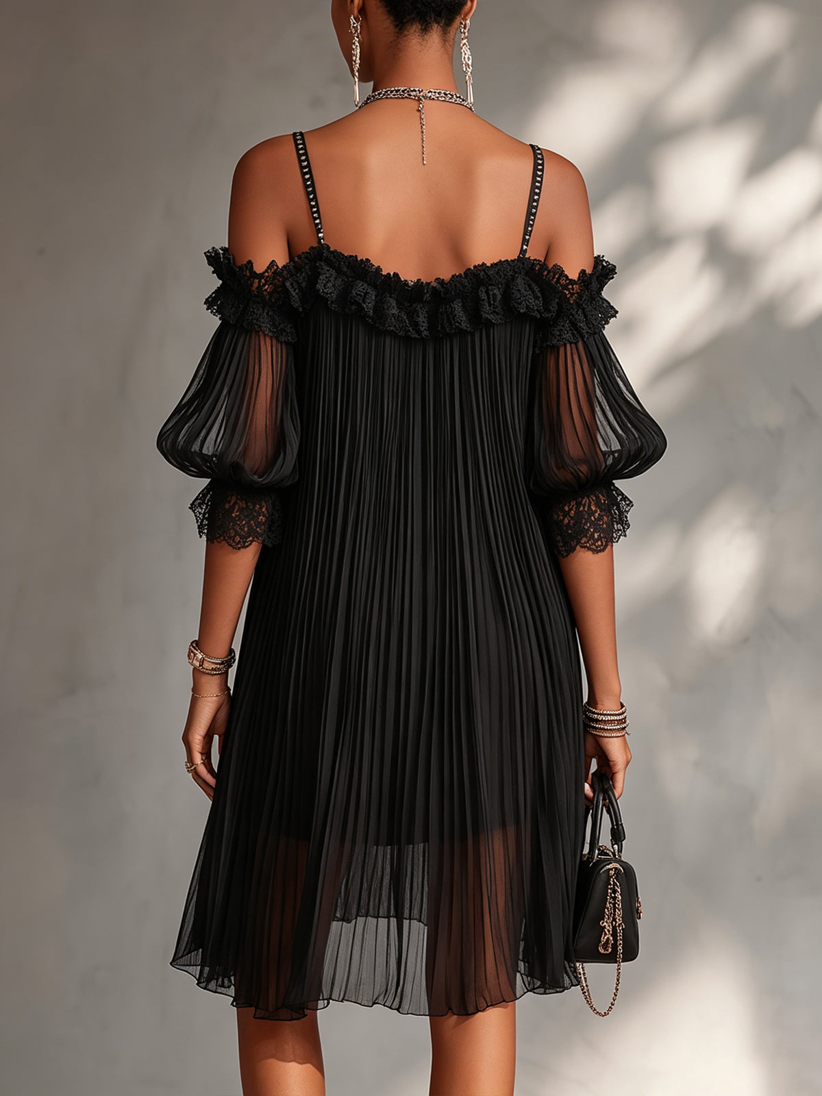 VITTORIA | MINI VESTIDO NEGRO DE MUSELINA CON HOMBROS DESCUBIERTOS Y BORDES DE ENCAJE